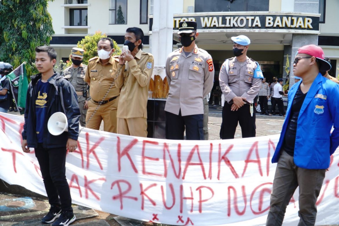 Aksi Humanis Polres Banjar dalam Pengamanan Unjuk Rasa Kenaikan Harga BBM