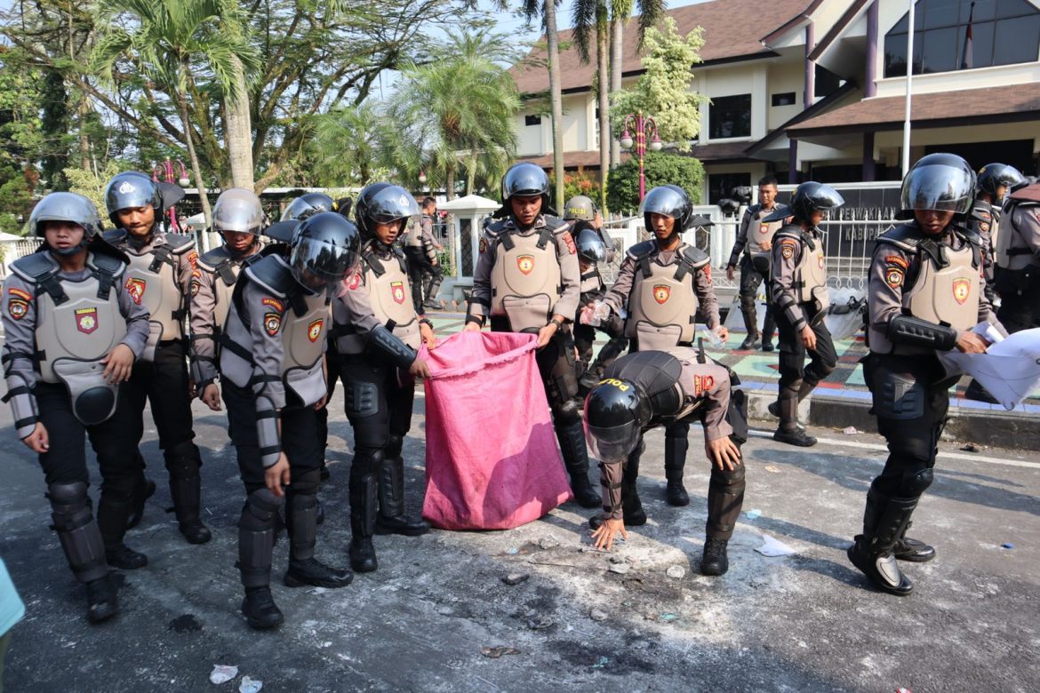 Usai Melakukan Pengamanan Aksi Unjuk Rasa Personil Polres Ciamis Bersihkan Sampah Berserakan