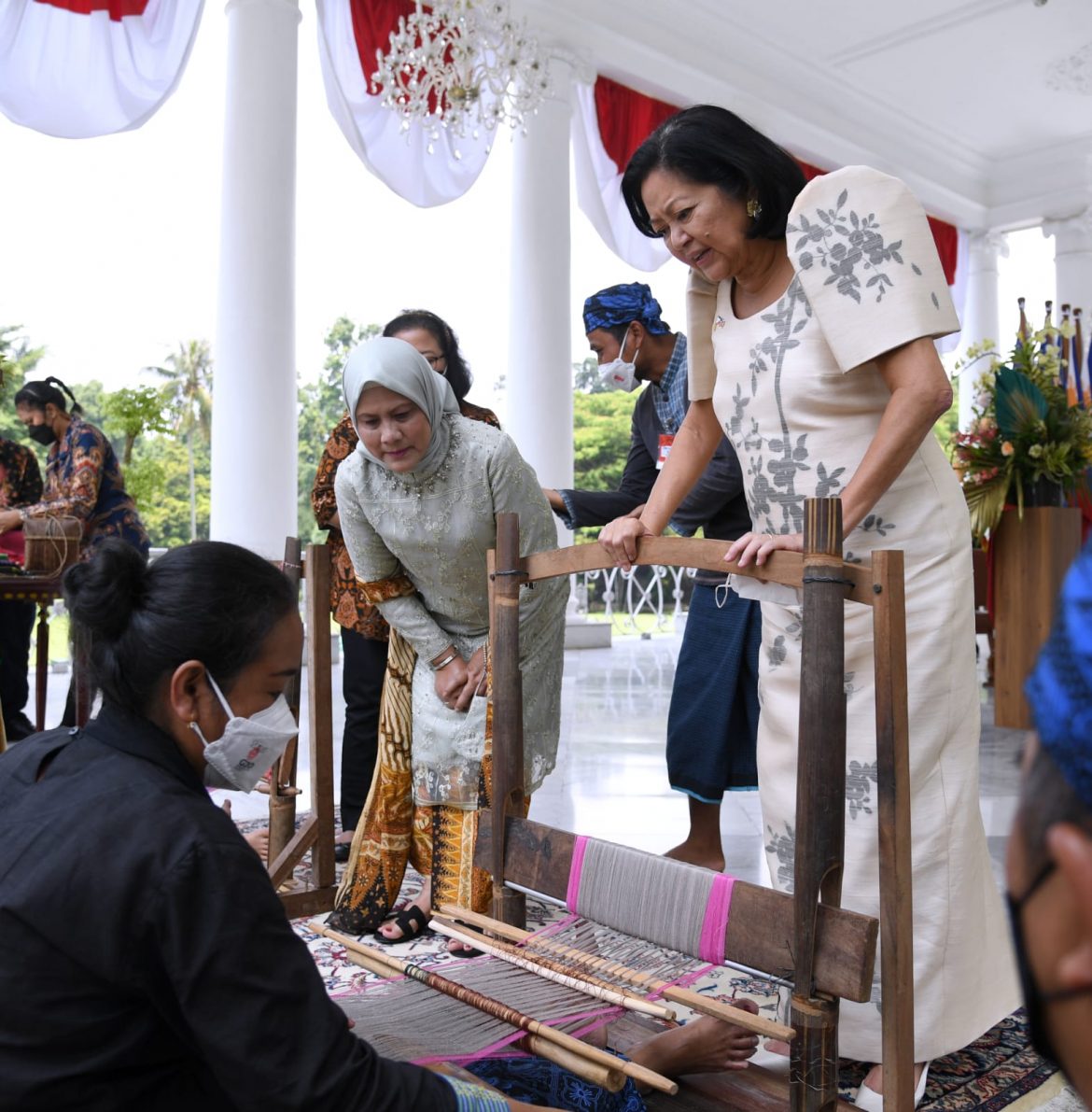 Ibu Iriana Ajak Istri Presiden Filipina Melihat Pameran Kain Asli Suku Badui