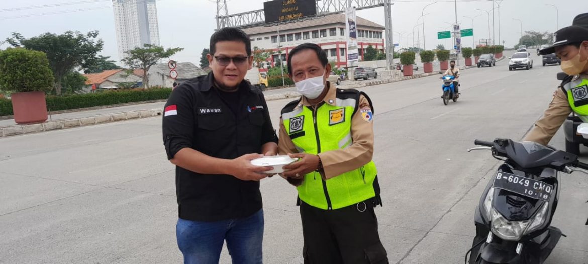 Giat Rutin Jum’at Berkah, FWJ Indonesia Korwil Jakarta Barat Berbagi 200 Nasi Kotak