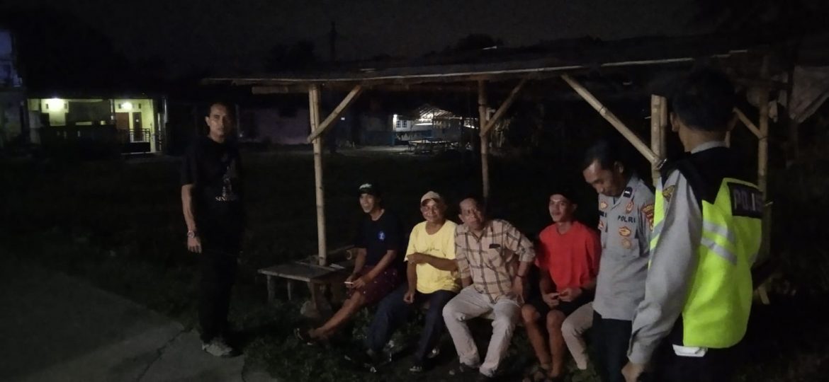 Personel Polsek Tigaraksa Kawal Warganya Yang Sedang Melaksanakan Ronda Malam.