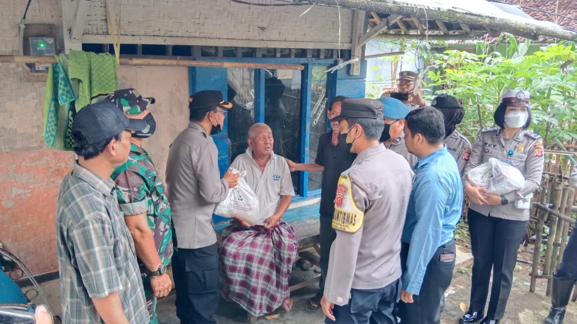 Bentuk Syukur Atas Nikmat Yang Diberikan, Polres Banjar Berbagi Sembako Kepada Yang Membutuhkan