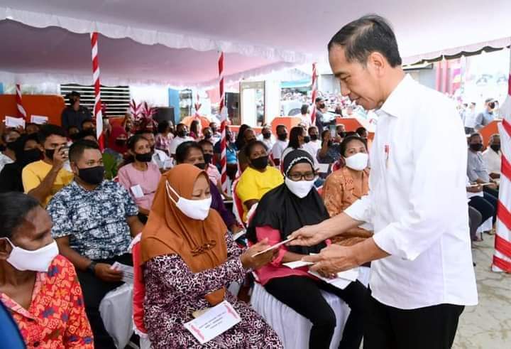Presiden Jokowi Tinjau Penyerahan Bantuan Sosial di Kantor Pos Kepulauan Aru
