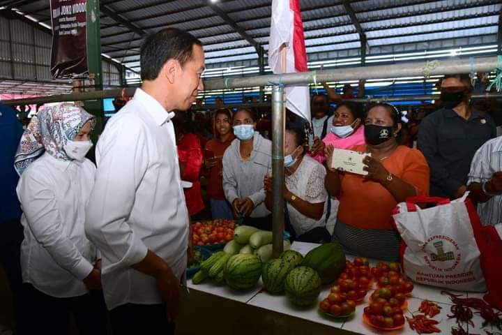 Presiden Jokowi bersama Ibu Iriana Kunjungi Pasar Langgur