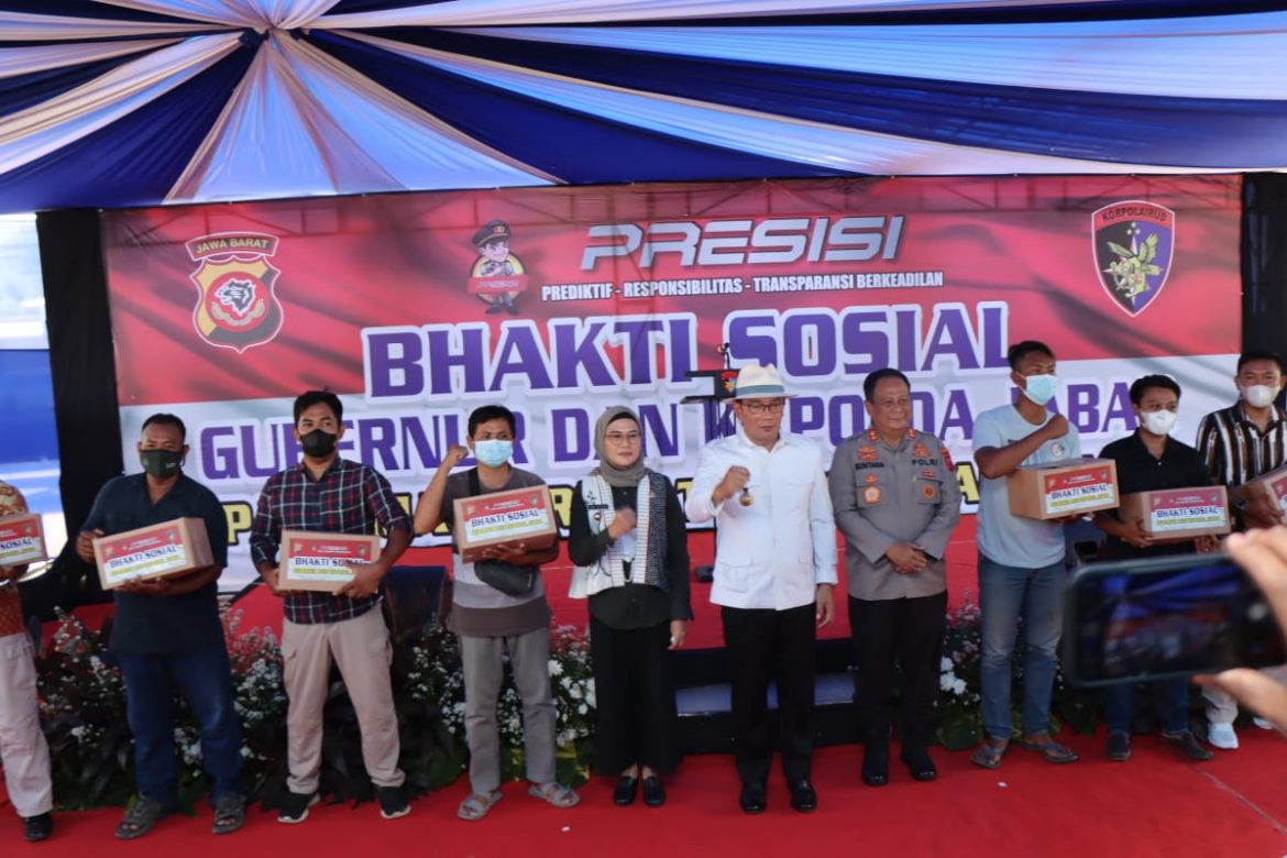 Kapolda Jabar Bersama Bapak Gubernur Jabar Bagikan 2000 Paket Bansos Kepada Nelayan Kabupaten Indramayu