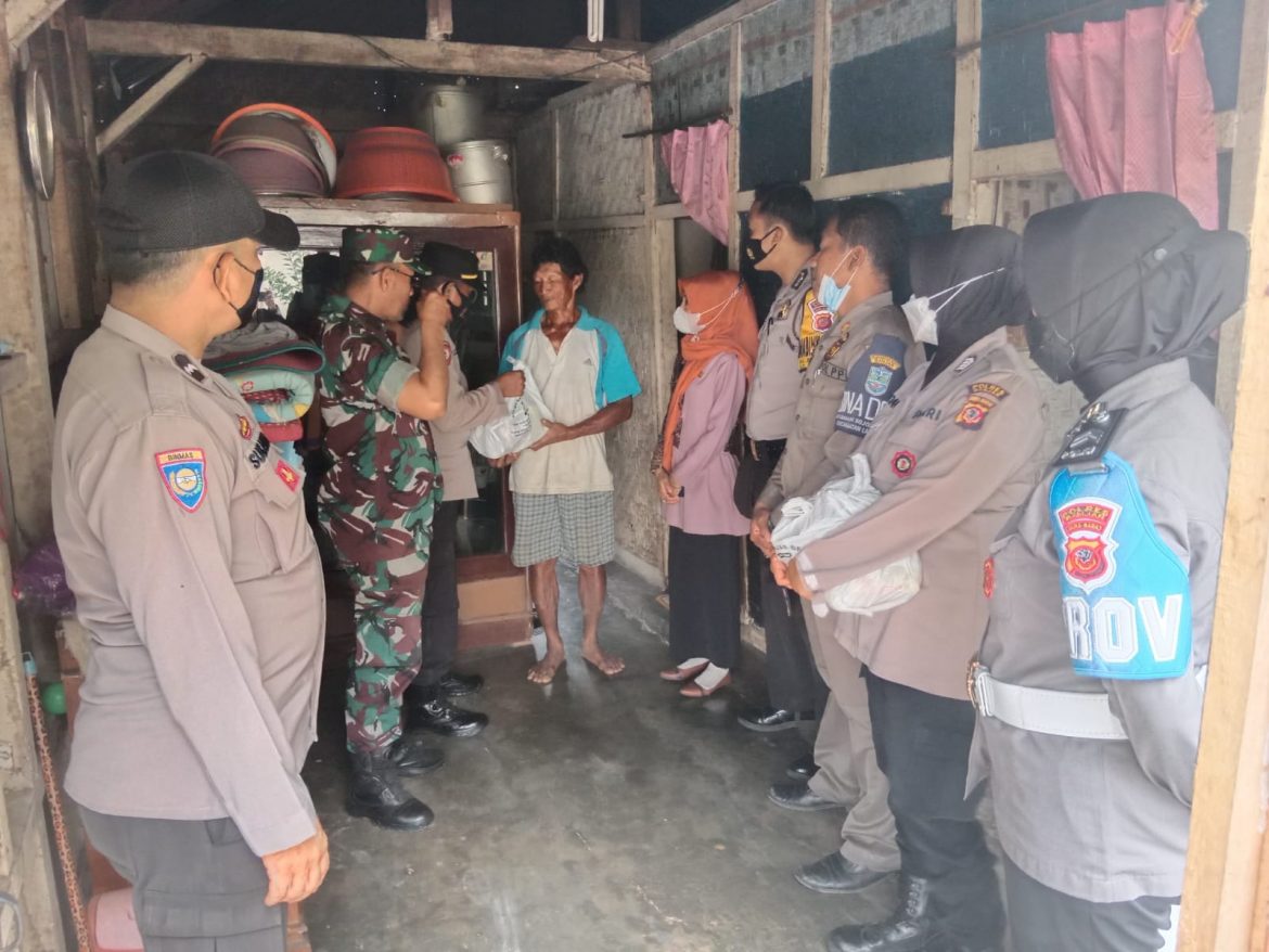 Bantu Warga Tidak Mampu Anggota Polres Banjar Secara Mobile dan Door To Door Kembali Gelar Baksos