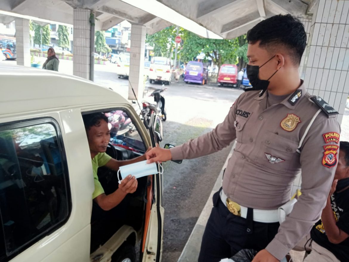 Kepada Pengguna Jalan, Anggota Satlantas Polres Ciamis Melakukan Dikmas Lantas dan Imbau Untuk Patuh Prokes