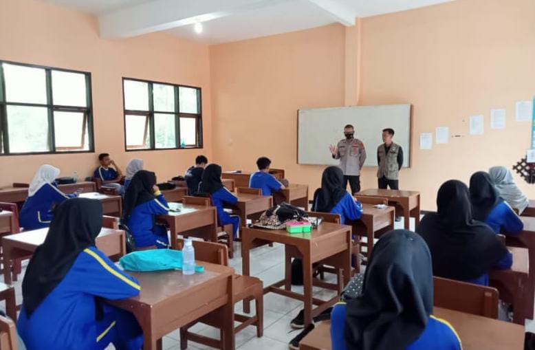 Kepada Siswa dan Siswi di Wilhuk Polsek Sukadana, Kanit Binmas Sosialisasi Penerimaan Anggota Polri 2022