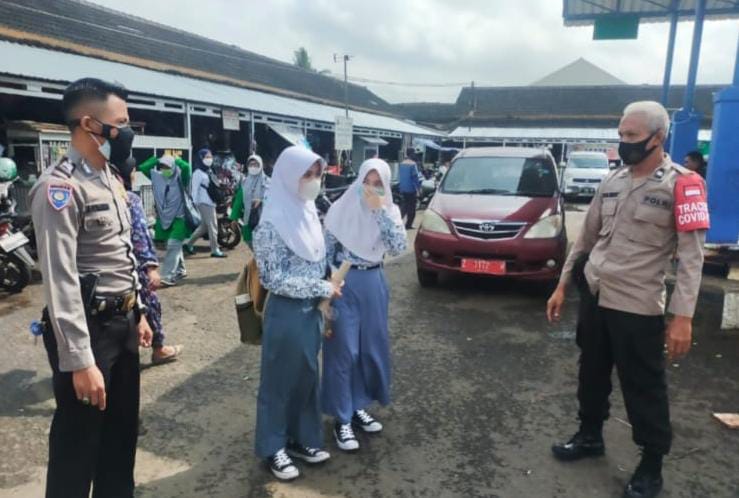 Personil Polsek Cikoneng Berikan Edukasi Pentingnya Penerapan Prokes Ditengah Pandemi Covid – 19 Mewabah