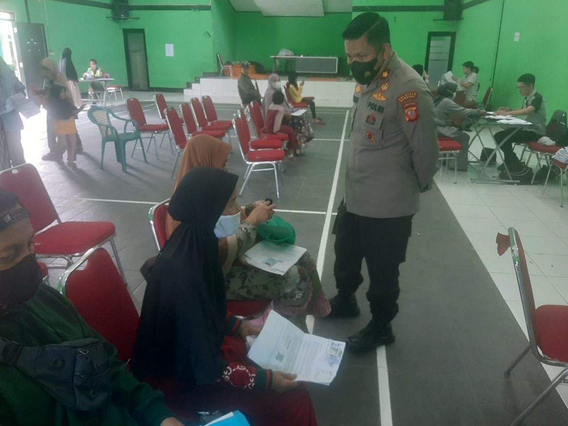 Polisi Kawal Pembagian BLT Di Gor Kelurahan Baleendah
