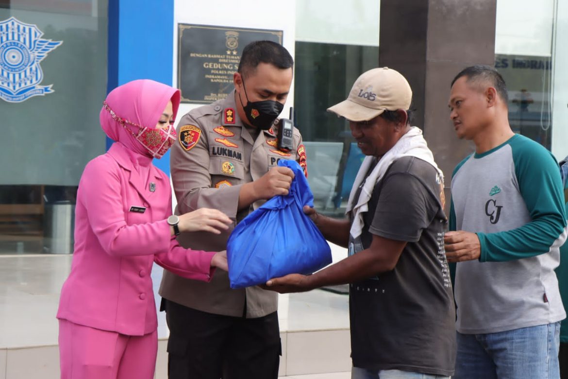 Kapolres Indramayu Bersama Bhayangkari Bagikan Paket Sembako Untuk Tukang Becak, Ojek Online Serta Para Pedagang