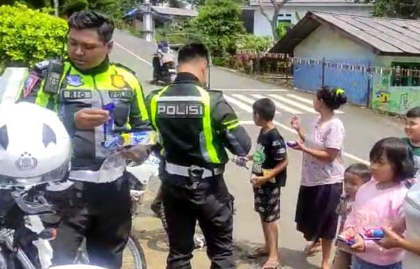 Tuai Simpati, Polisi Bagikan Makanan Kepada Anak-Anak Perkampungan Citeko