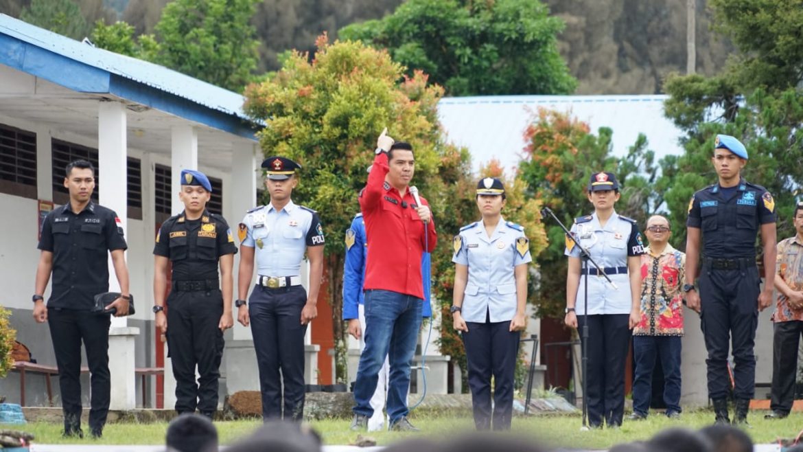 Bane Raja Manalu Motivasi Pelajar SMA Negeri 1 Girsang untuk Menjadi Orang Sukses