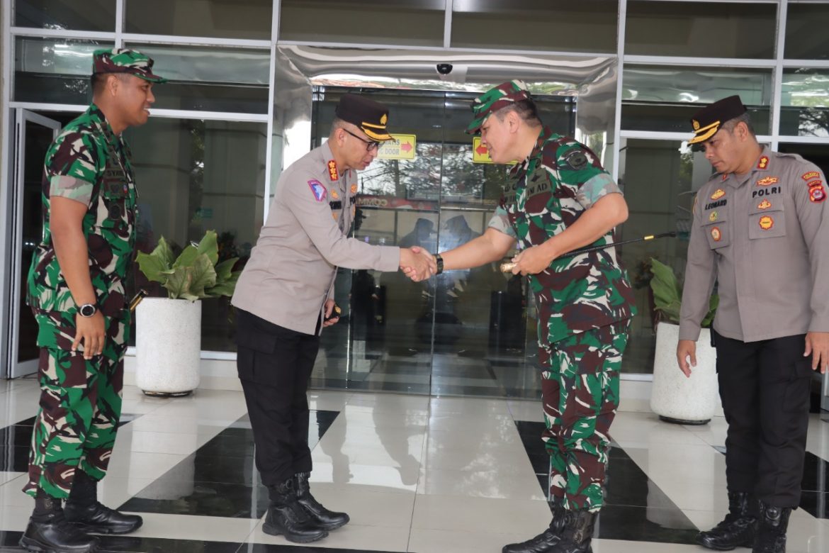 Dandim 0510/Tigaraksa Dampingi Kunjungan Kerja Danrem 052/Wkr Ke Mapolresta Dan Pendopo Bupati