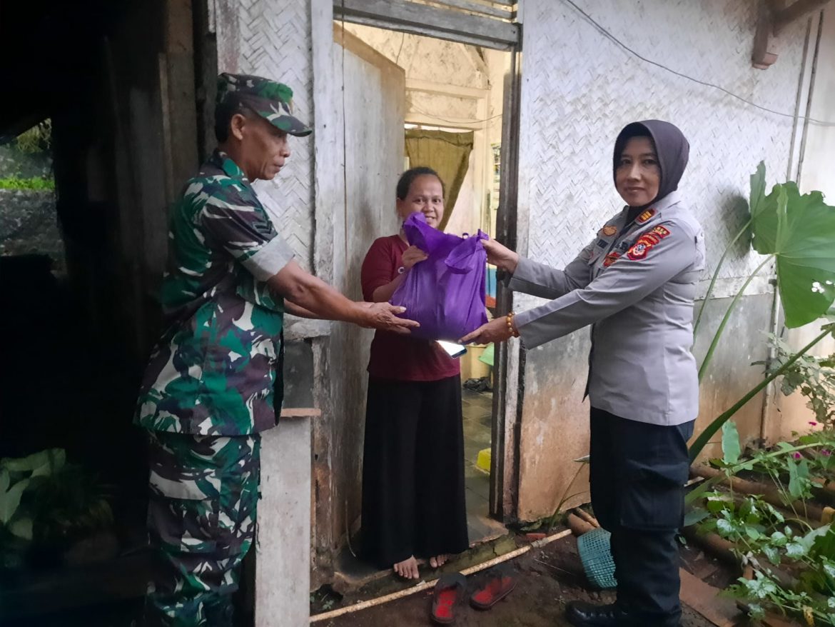 Sinergi Dengan TNI, Secara Mobile Polsek Rajadesa Salurkan Baksos Ke Rumah Warga