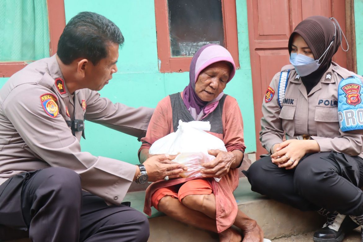 Berpenghasilan Sebagai Buruh Pembuat Bata Merah, Begini Kondisi Ibu Cicih