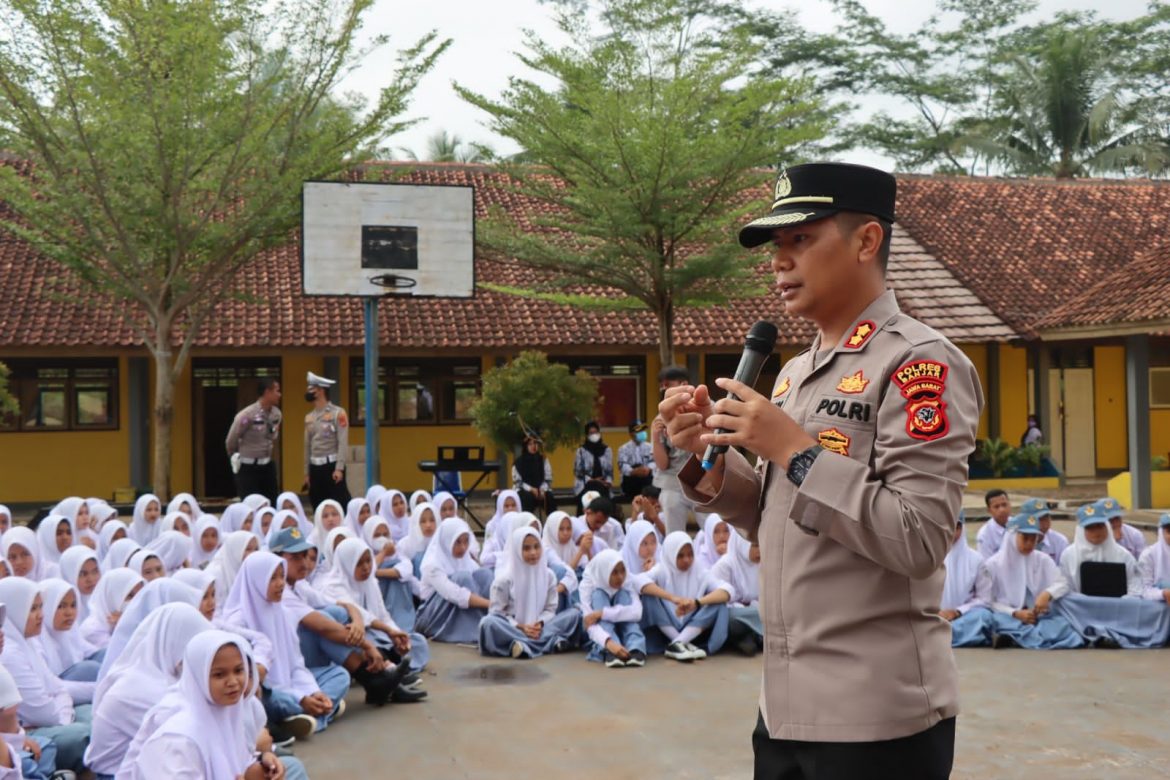 Kapolres Banjar Menjadi Inspektur Upacara Di SMKN 4 Kota Banjar