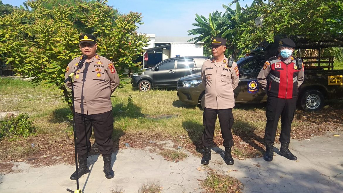 Kapolsek Kalideres Akp Syafri Wasdar M emimpin langsung Pelaksanaan Apel Dalam Rangka Pengamanan Jalur lintasan Aksi Unras Sejumlah Massa