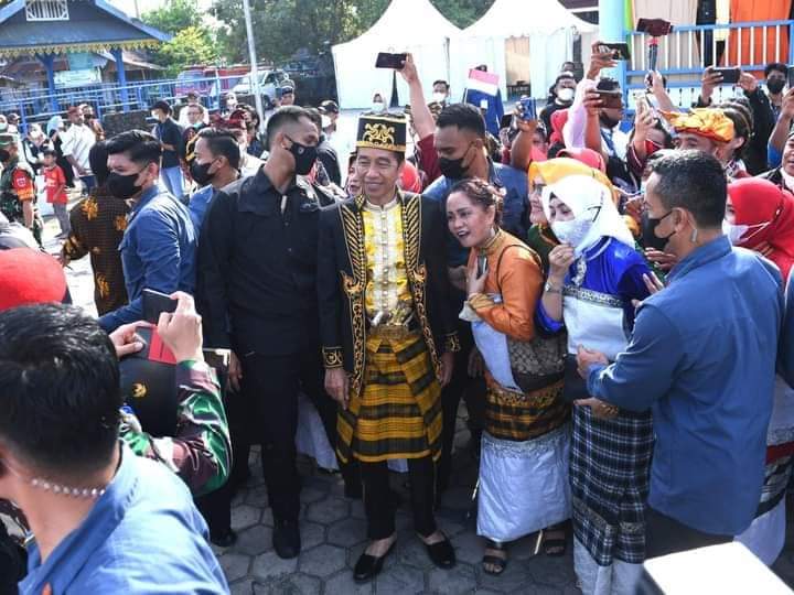 Presiden Jokowi Dianugerahi Gelar Kesultanan Buton