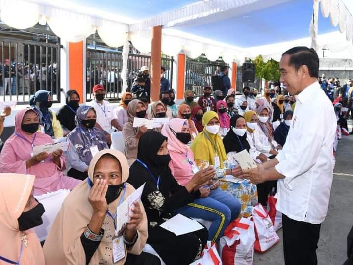 Presiden Jokowi Tinjau Penyaluran Bantuan Pemerintah di Kota Baubau