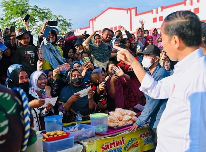 Presiden Berikan Bantuan Modal Kerja pada PKL di Buton Selatan