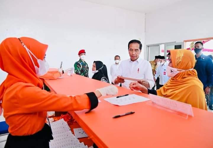 Serahkan Bansos di Kantor Pos Jailolo, Presiden: Gunakan untuk Hal Produktif