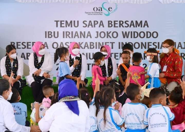 Ibu Iriana Temu Sapa dan Bermain Bersama Pelajar TK di Kabupaten Manggarai Barat