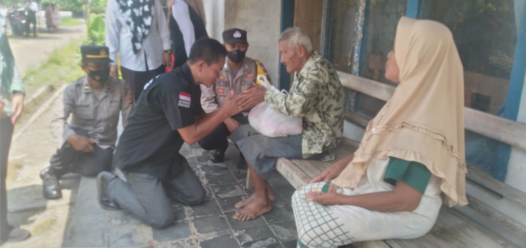 Bapak Rasidi Pengrajin Sapu Membutuhkan Uluran Tangan Dermawan