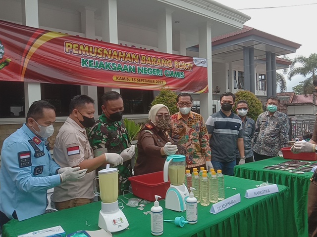 Kasat Reskrim Polres Ciamis Hadiri  Pemusnahan Barang Bukti di Halaman Kantor Kejaksaan Negeri Ciamis