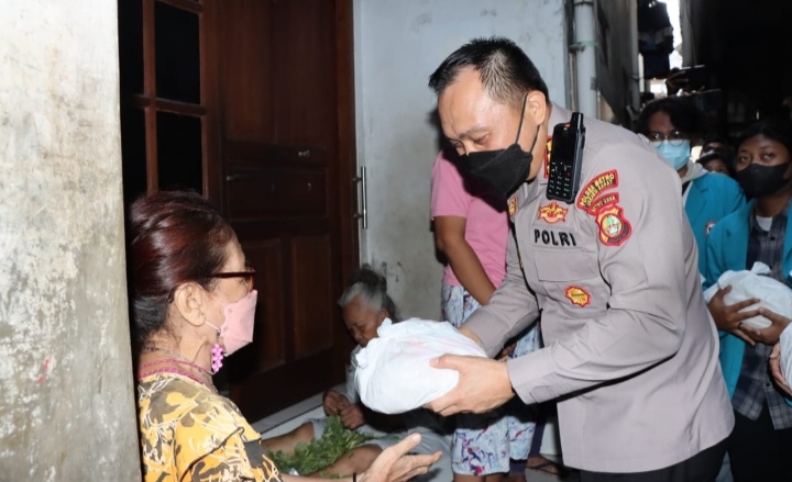 Polres Metro Jakarta Barat Bersama Dengan Polsek Tambora Dan Mahasiswa Kembali  Membagikan Paket Beras