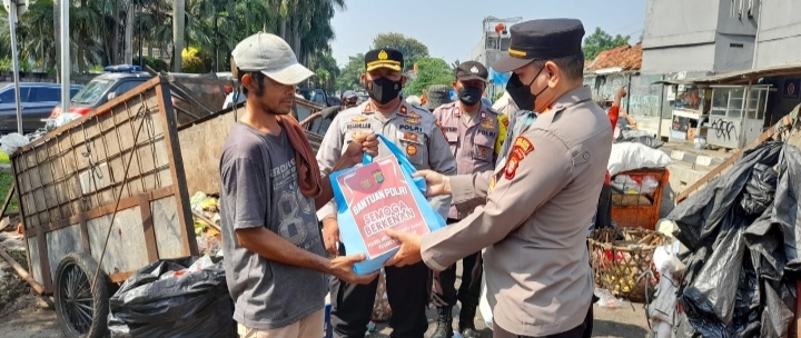 Polsek Kembangan Jakarta Barat Kembali Melakukan Aksi Kemanusian Dalam Meringankan Beban Warganya Yang Terdampak Akan Kenaikan Harga Subsidi BBM