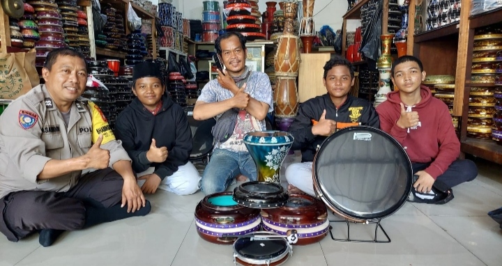 Kapolsek Kalideres Akp Syafri Wasdar Memberikan Bantuan Satu Set Alat Musik Hadroh Kepada Para Remaja Di Musholla Baitul Taqwa Kalideres Jakarta Barat