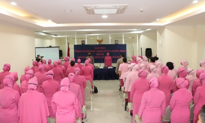Berikan Pengarahan, Kapolres Metro Jakarta Barat Ingatkan Bhayangkari Hidup Sederhana Dan Dukung Tugas Suami