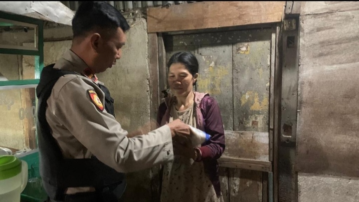 Tim Patroli Perintis Presisi Polres Metro Jakarta Barat Menyalurkan Bantuan Kepada Warga Masyarakat Slum Area
