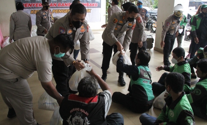 Polres Metro Jakarta Barat Berkolaborasi Dengan Indosiar Dan SCTV Membagikan Bantuan Paket Sembako Kepada Para Driver Ojek Online