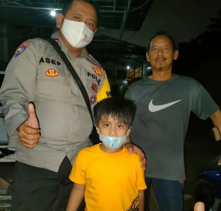 BhabinKamtibmas Kelurahan Slipi Polsek Palmerah Aiptu Asep Permana Berhasil Menemukan Seorang Anak Yang Sempat Tersesat