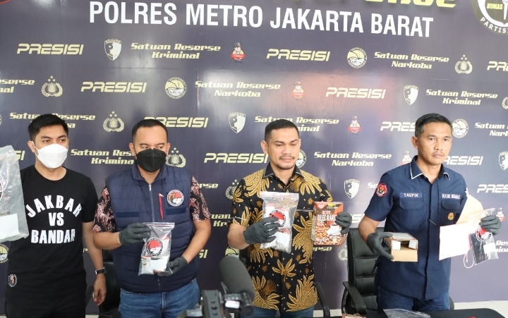 Satuan Narkoba Polres Metro Jakarta Barat Menangkap TNR (24), Seorang Mahasiswa Dari Sebuah Perguruan Tinggi Negeri Di Sumedang, Jawa Barat.