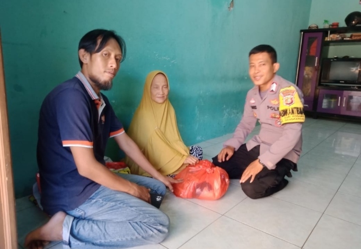 Polsek Cengkareng Jakarta Barat Melalui Bhabinkamtibmas Duri Kosambi Bripka Ahmad Haris dan Matwil Aiptu Imam Membagikan Bantuan Paket Sembako