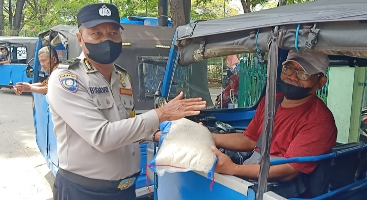 Polsek Tanjung Duren Berikan Bantuan Sosial Berupa Beras Kepada Sejumlah Pengemudi Bajaj Di Jln Kusuma I Wijaya Petamburan Jakarta Barat