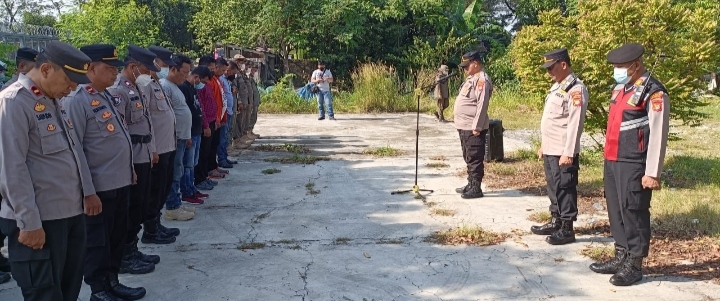 Kapolsek Kalideres Akp Syafri Wasdar Memimpin Langsung Pelaksanaan Apel Pengamanan Jalur Lintasan Aksi Unjuk Rasa Di Gedung MPR/DPR Dan Istana