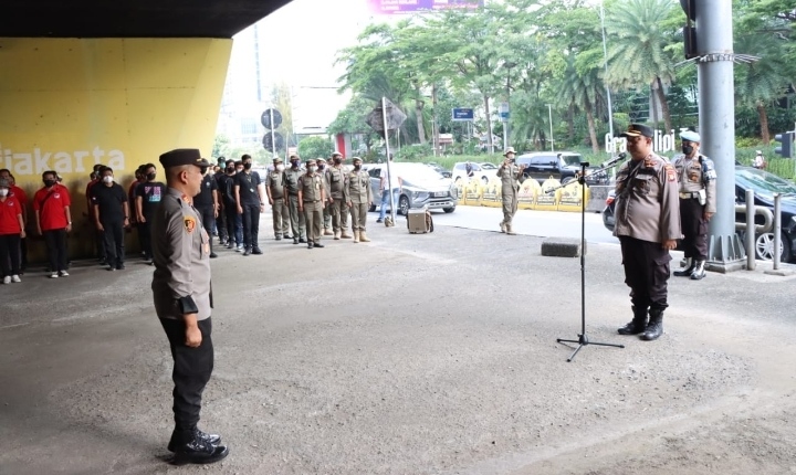 Kabag Ops Polres Metro Jakarta Barat Kompol Prasetyo Noegroho Memimpin Apel Gelar Pasukan Kesiapan Pengamanan Aksi Unras Di TL Slipi Jakarta Barat
