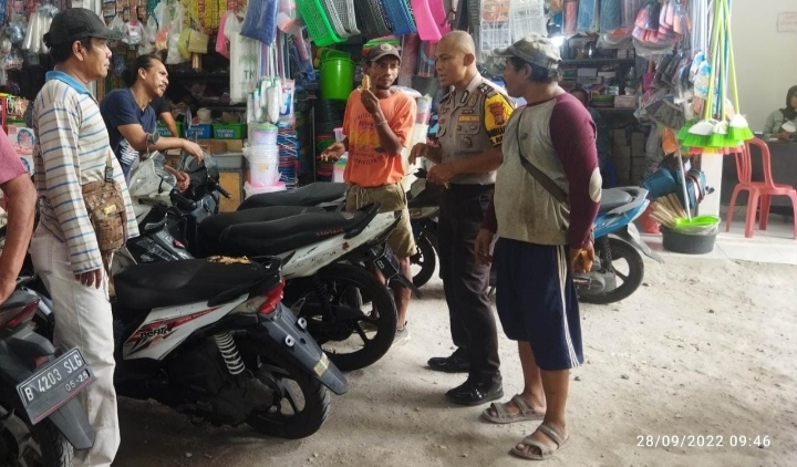 Sambangi Juru Parkir Dan Warga, Bhabinkamtibmas Duri Selatan Aiptu Suyatno Sampaikan Pesan Kamtibmas Kepada Juru Parkir