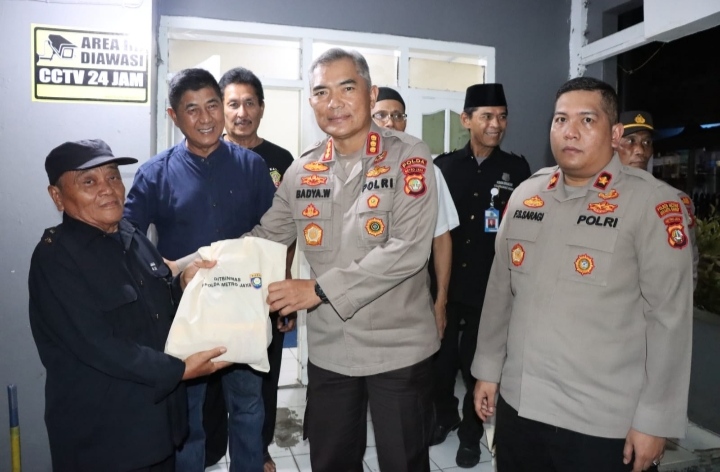 Dir Binmas Polda Metro Jaya Kombes Pol Badya Wijaya Mendatangi Pos Kamling Di Kantor Sekretariat Rw 04 Cengkareng Barat Jakarta Barat