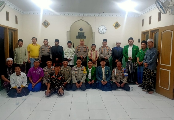 Kapolsek Kalideres Polres Metro Jakarta Barat Bersama Anggota Polsek Kalideres Kembali Melaksanakan Sholat Berjamaah Bersama masyarakat
