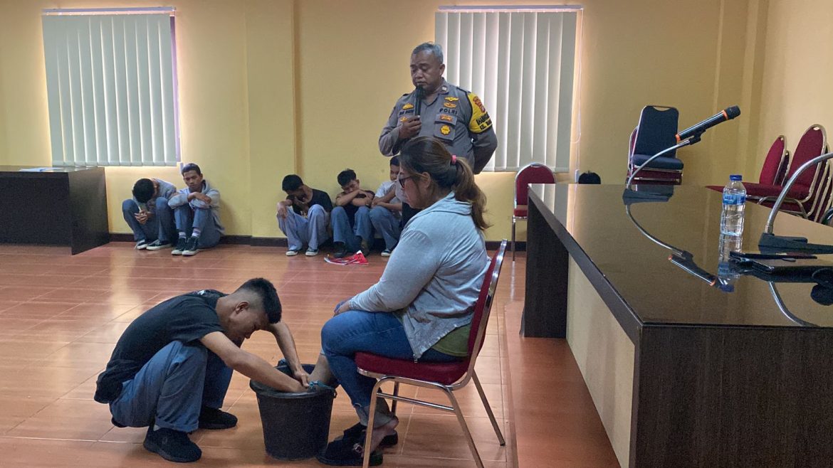 Diamankan Karena Terlibat Aksi Tawuran, Polsek Tambora Terapkan Pelajar Untuk Sungkeman Dan Cuci Kaki Orang Tua