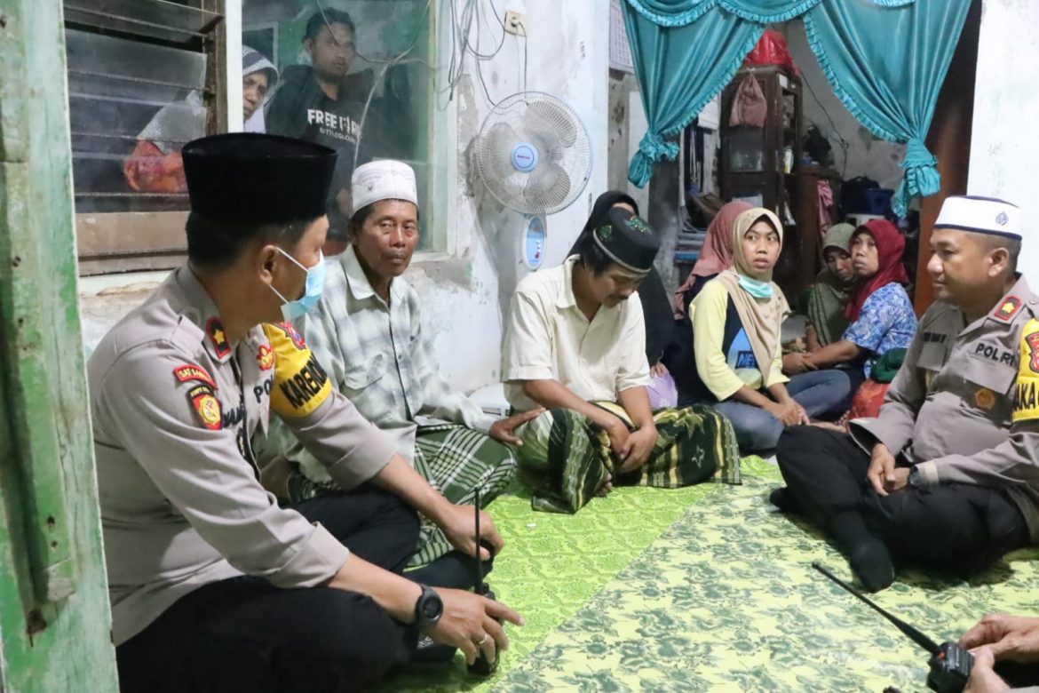 Polres Pasuruan Kota Berikan Santunan untuk Keluarga Korban Tragedi Kanjuruhan