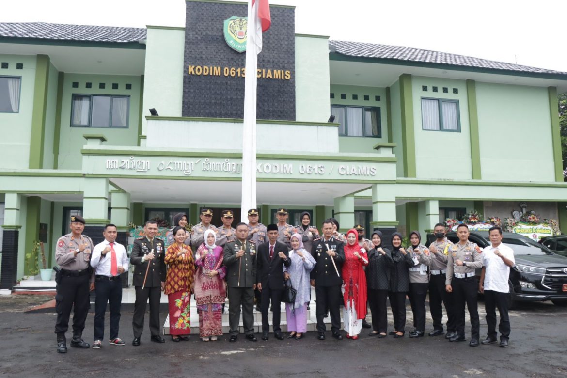 Kapolres bersama Wawalkot Banjar Beri Kejutan Kepada Dandim 0613/Ciamis serta Danyon Raider 323/BP