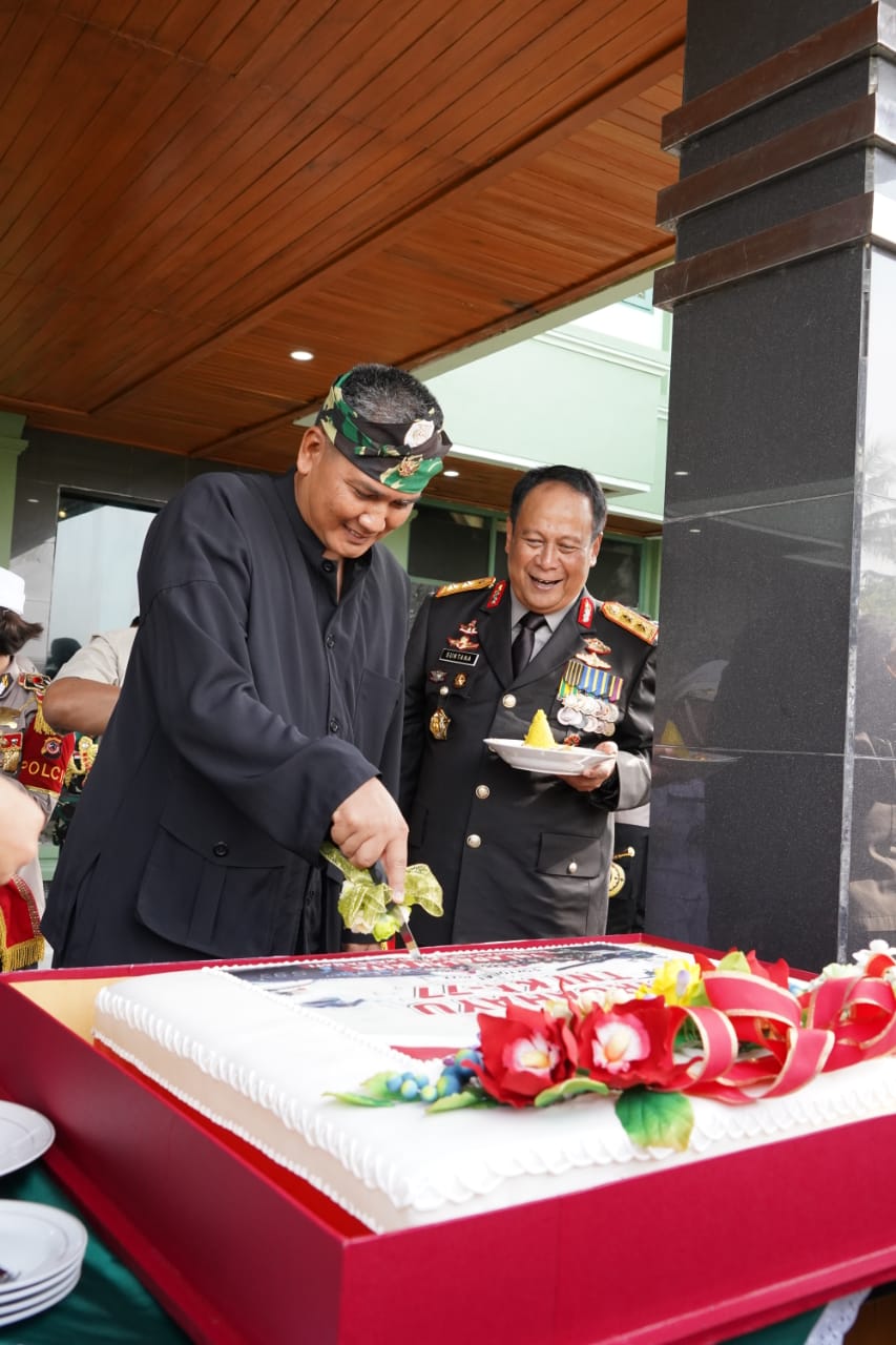 Kapolda Jabar Beri Surprise Kue Ulang Tahun dan Tumpang Kepada Pangdam III/Siliwangi Di HUT TNI Ke 77