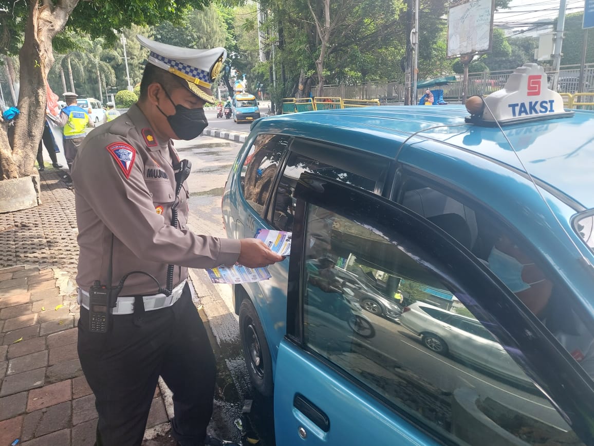 Operasi Zebra Jaya Tahun 2022, Satuan Lalu-lintas Polres Metro Jakarta Barat Membagikan Brosul Himbauan