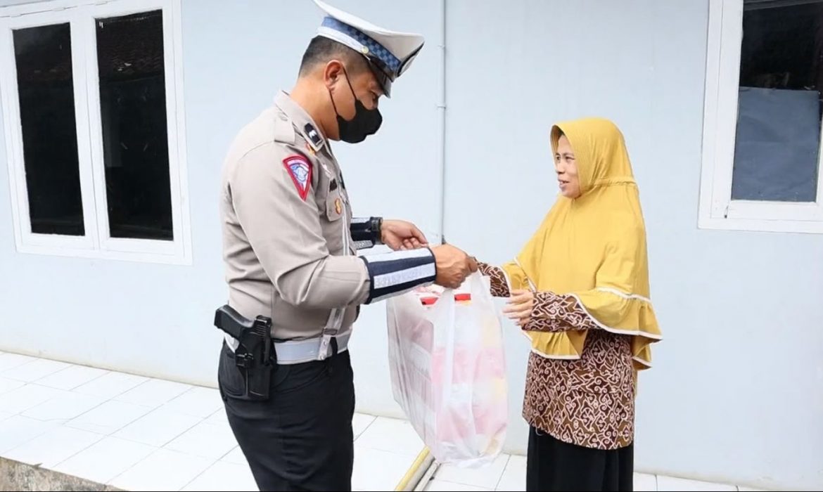 Berbagi Kepada Masyarakat, Secara Mobile Personil Satlantas Polres Ciamis Bagikan Nasi Kotak